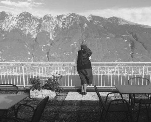 FSCG - CGXXIV / Sorella che guarda l'orizzonte.